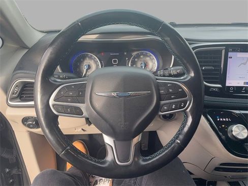 Used 2021 Chrysler Pacifica Touring-L w/ Uconnect Theater Family Group image 10