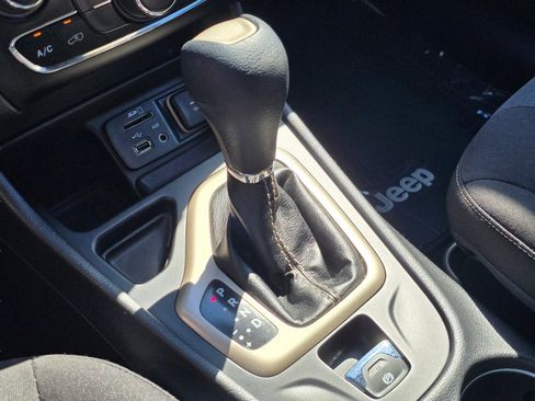 Used 2016 Jeep Cherokee Latitude FWD image 14