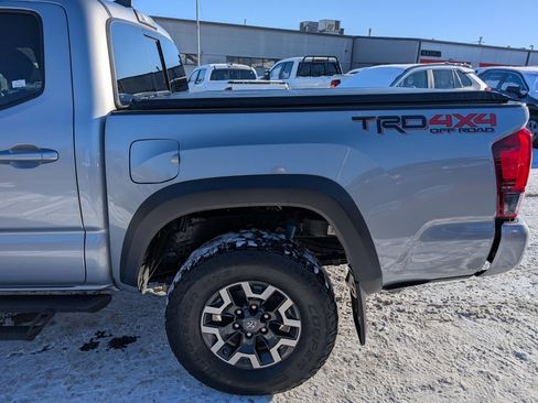 Used 2019 Toyota Tacoma TRD Off-Road w/ Technology Package image 4