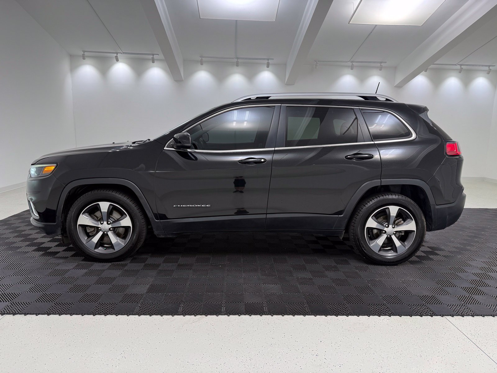 Used 2019 Jeep Cherokee Limited w/ Trailer Tow Group FWD image 4