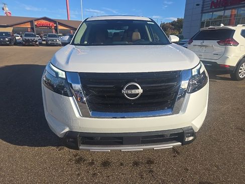 New 2025 Nissan Pathfinder Platinum image 2