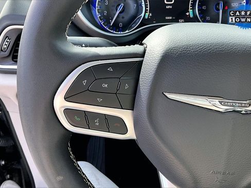 Used 2024 Chrysler Pacifica Touring-L image 18