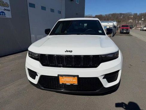 Certified 2022 Jeep Grand Cherokee Altitude AWD/4WD image 3