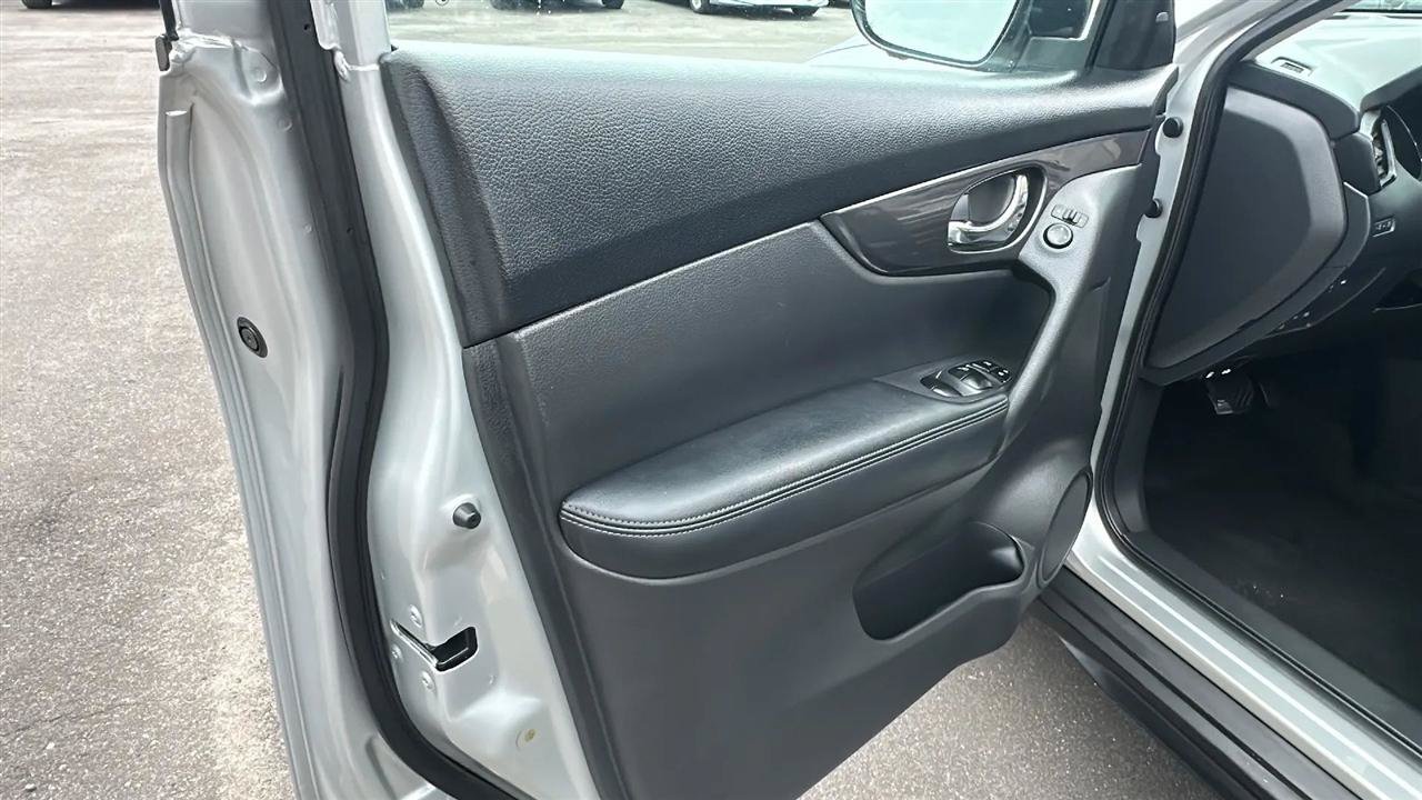 Used 2017 Nissan Rogue SV w/ SV Premium Package AWD/4WD image 22