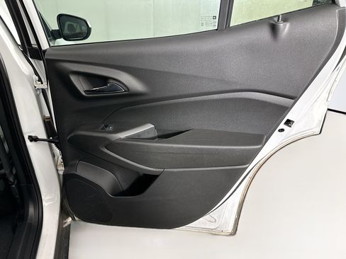 Used 2025 Chevrolet Trax LT FWD image 26