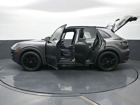 Certified 2025 Porsche Cayenne AWD/4WD image 28
