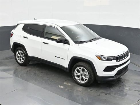 Used 2025 Jeep Compass Sport image 31