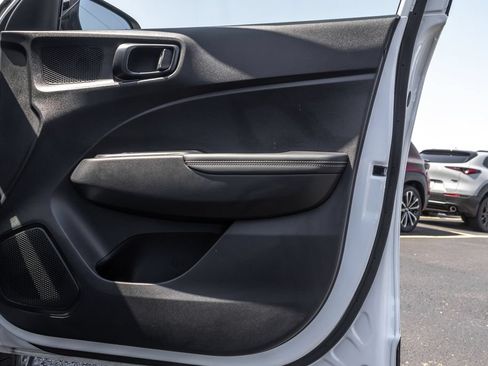 Certified 2025 Hyundai Venue Limited FWD image 33