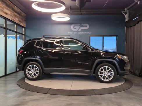 Used 2023 Jeep Compass Latitude image 2