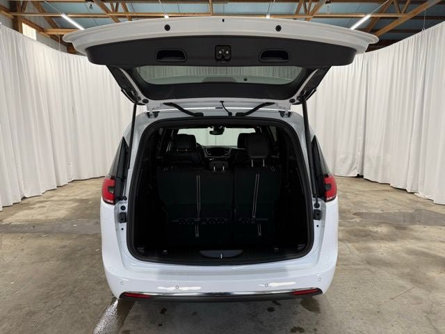 New 2026 Chrysler Pacifica Select AWD/4WD image 25