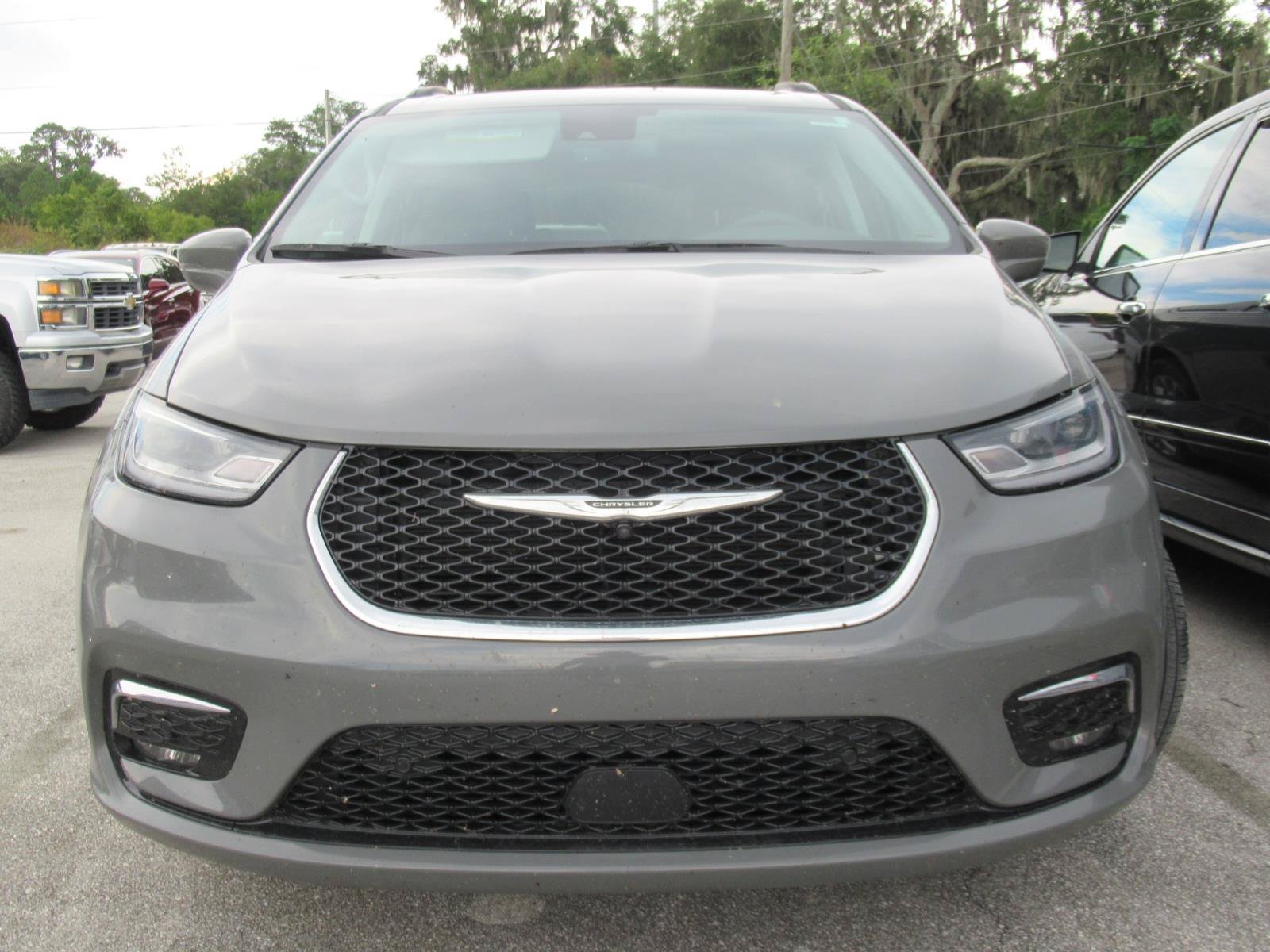 Used 2022 Chrysler Pacifica Touring-L AWD/4WD image 3