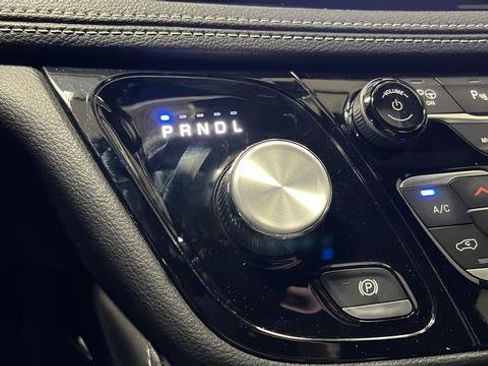Used 2023 Chrysler Pacifica Limited w/ Uconnect Theater Family Group FWD image 19