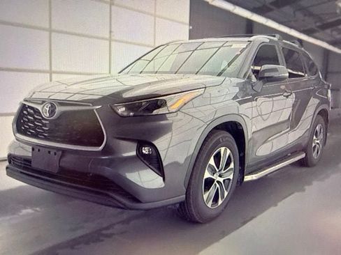 Used 2023 Toyota Highlander XLE FWD image 2