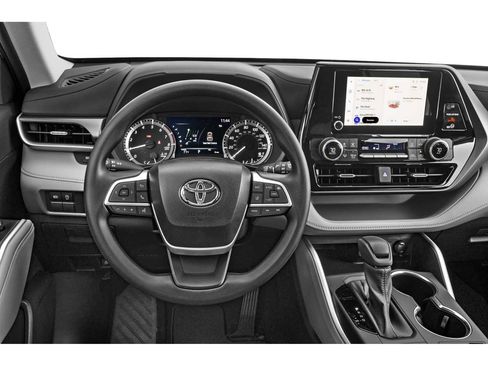 Used 2023 Toyota Highlander LE image 4