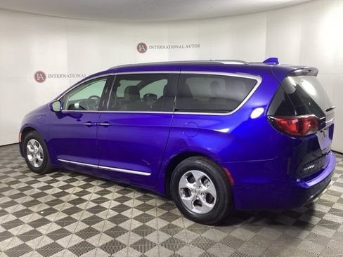 Used 2020 Chrysler Pacifica Touring-L image 6