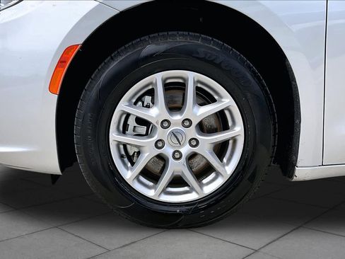 Used 2024 Chrysler Pacifica Touring-L FWD image 11