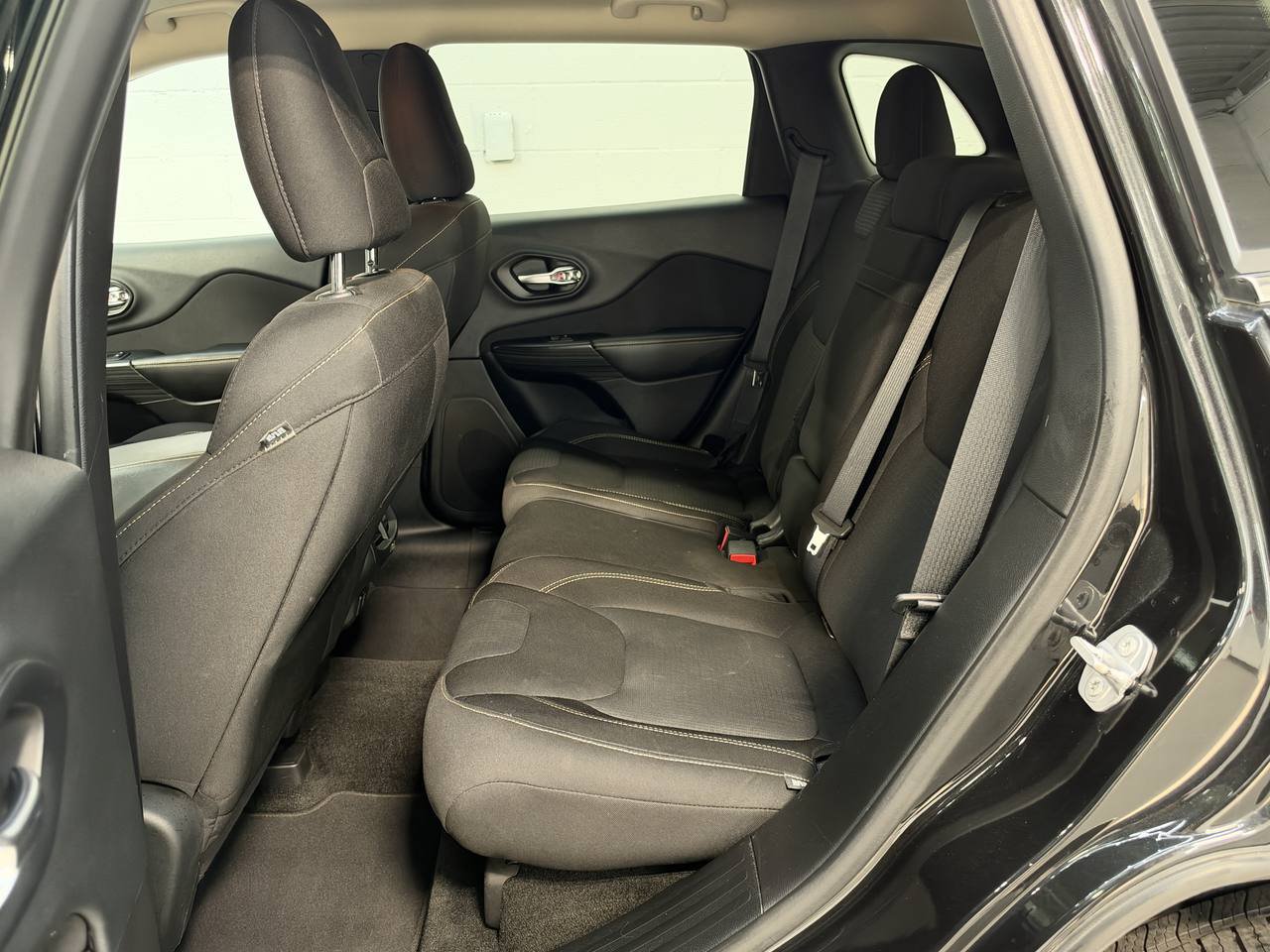 Used 2015 Jeep Cherokee Latitude AWD/4WD image 27