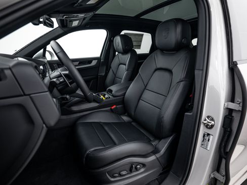 Certified 2026 Porsche Cayenne AWD/4WD image 5
