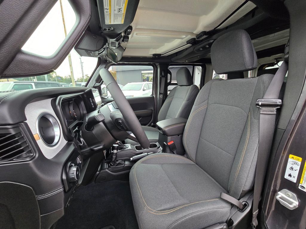 Used 2025 Jeep Wrangler Unlimited Sahara AWD/4WD image 20