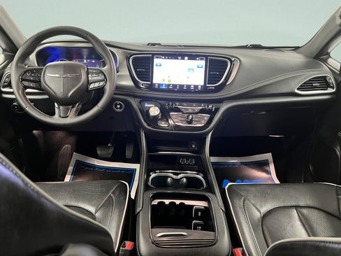 Used 2023 Chrysler Pacifica Limited w/ Uconnect Theater Family Group FWD image 35