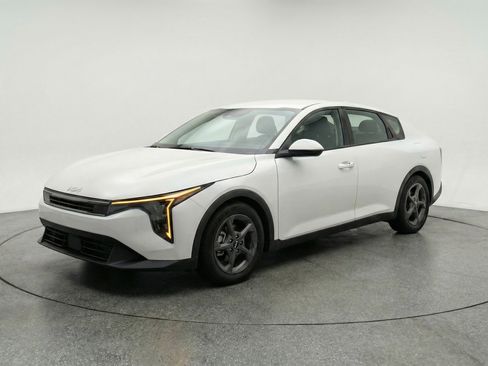 Used 2025 Kia K4 FWD image 3
