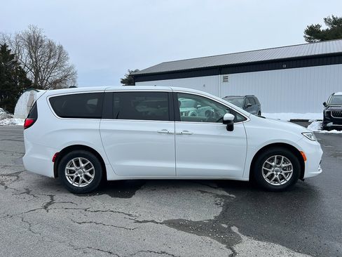 Used 2023 Chrysler Pacifica Touring-L image 11