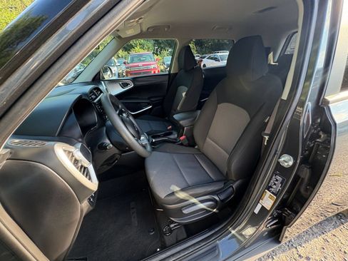Used 2025 Kia Soul LX w/ LX Technology Package FWD image 33