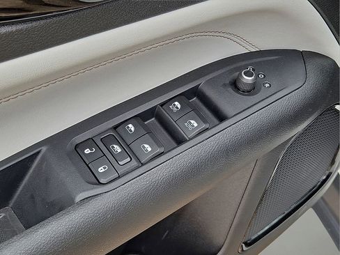 Used 2025 Jeep Compass Limited image 22