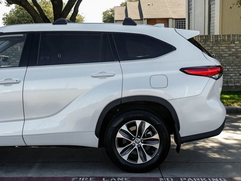 Used 2022 Toyota Highlander XLE image 23