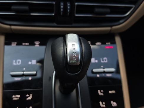 Used 2024 Porsche Macan AWD/4WD image 19