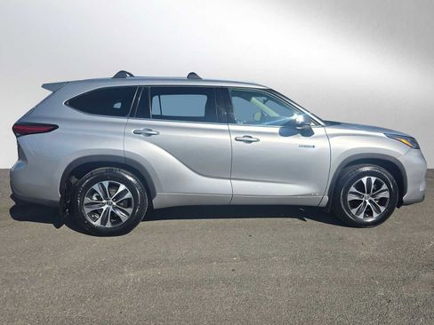 Used 2020 Toyota Highlander XLE image 2