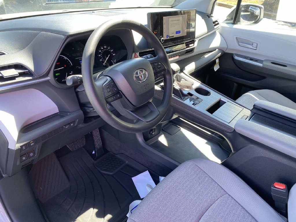 New 2026 Toyota Sienna LE FWD image 14