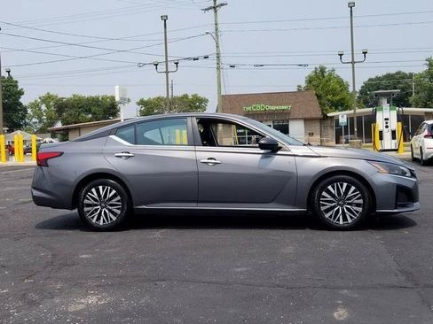 Used 2024 Nissan Altima 2.5 SV FWD image 4