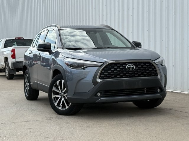 Used 2025 Toyota Corolla Cross XLE FWD image 2