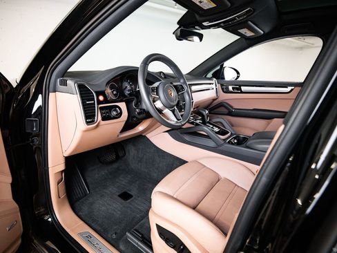 Certified 2023 Porsche Cayenne Platinum Edition AWD/4WD image 4