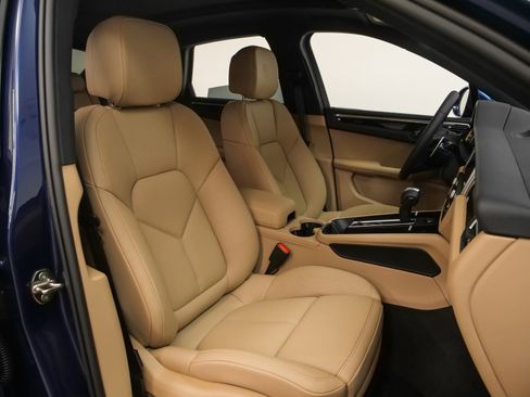 Certified 2025 Porsche Macan image 18