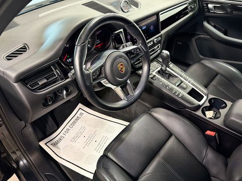 Certified 2021 Porsche Macan image 4