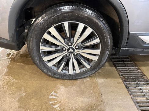 Used 2019 Mitsubishi Outlander ES image 34