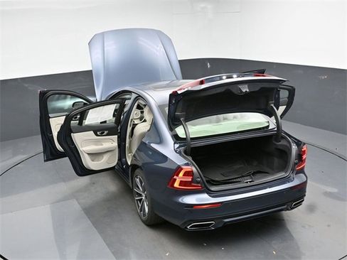 Used 2022 Volvo S60 B5 Momentum w/ Premium Package image 49