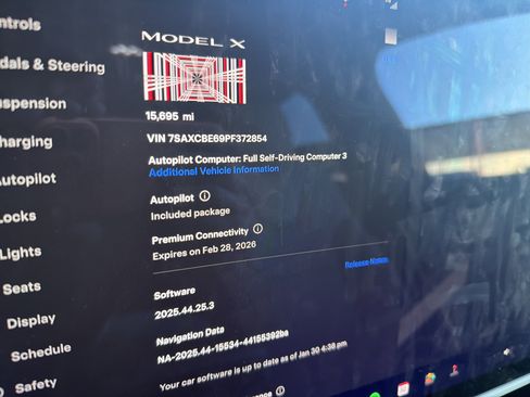 Used 2023 Tesla Model X Plaid image 1