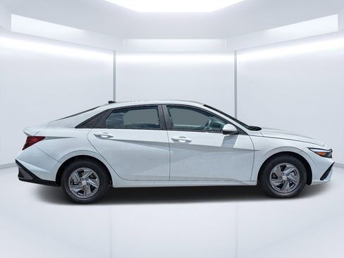 New 2026 Hyundai Elantra SE FWD image 2