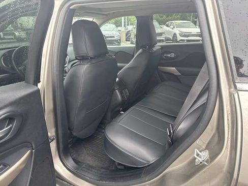 Used 2017 Jeep Cherokee Latitude FWD image 6