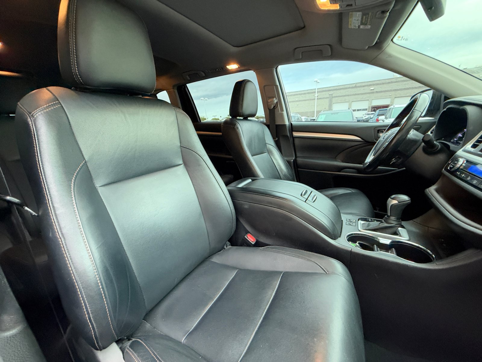 Used 2018 Toyota Highlander XLE w/ Carpet Mat Package (TMS) FWD image 19