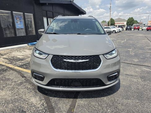 Used 2022 Chrysler Pacifica Touring-L w/ Uconnect Theater Family Group FWD image 2