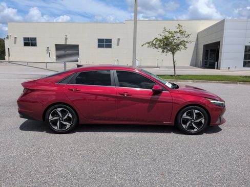 Used 2022 Hyundai Elantra Limited FWD image 4