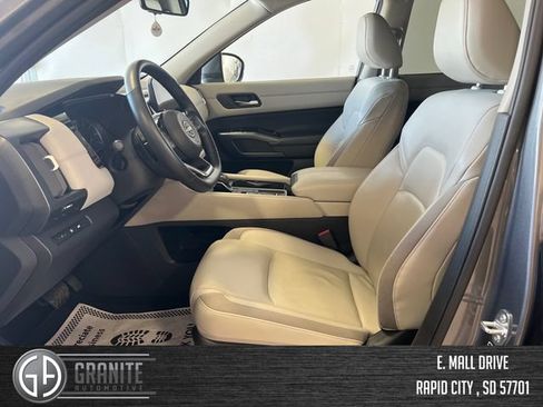 Used 2025 Nissan Pathfinder SL FWD image 9