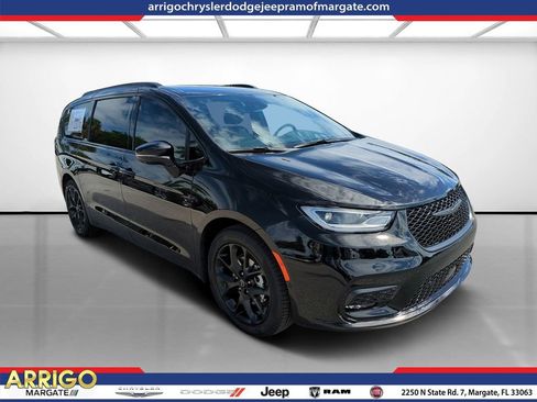 New 2026 Chrysler Pacifica Select image 1