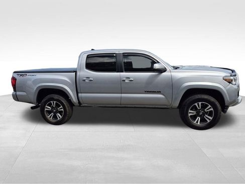 Used 2018 Toyota Tacoma TRD Sport w/ Technology Package image 12