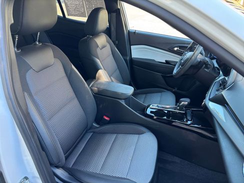 Used 2025 Chevrolet Trax LT image 30