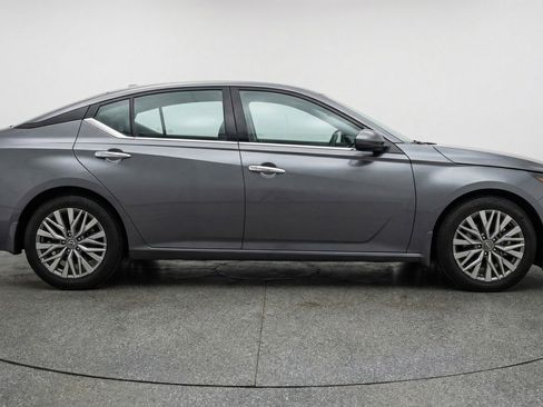 Used 2025 Nissan Altima 2.5 SV image 11